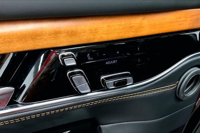 Used 2025 Jeep Grand Wagoneer L Series III w/ Rear-Seat Entertainment Group AWD/4WD image 31