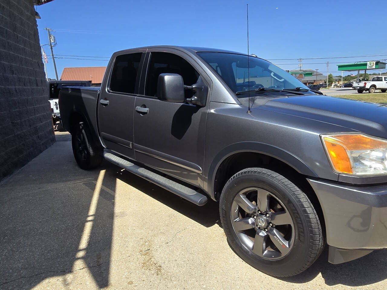 Used 2015 Nissan Titan SV w/ SV Value Truck Package AWD/4WD image 4
