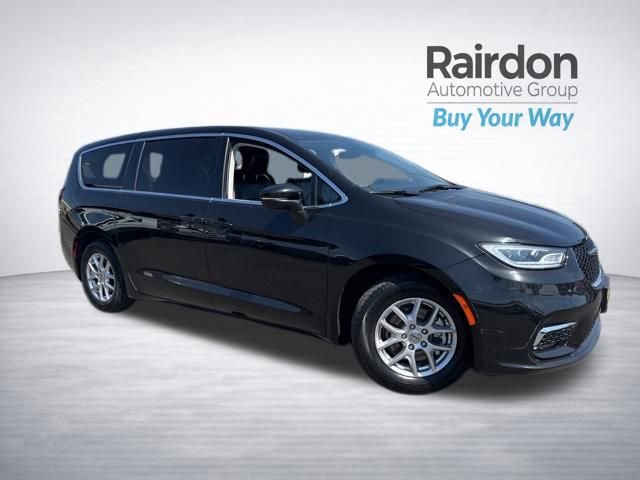 Used 2023 Chrysler Pacifica Touring-L FWD image 1