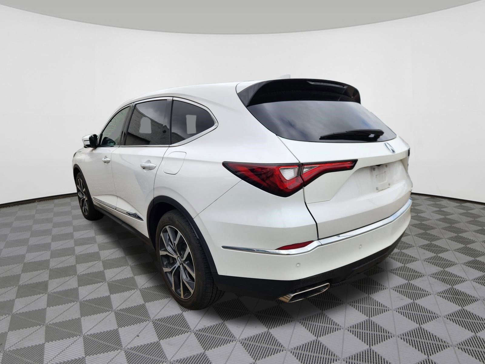 Used 2023 Acura MDX SH-AWD w/ Technology Package image 3
