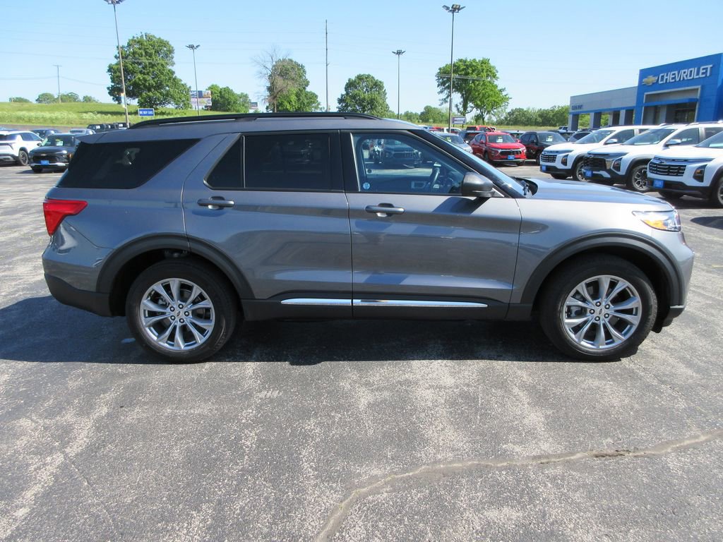 Used 2023 Ford Explorer XLT w/ Equipment Group 202A AWD/4WD image 6