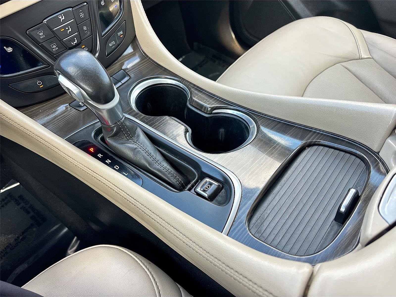 Used 2019 Buick Envision Essence FWD image 17