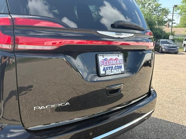 Used 2024 Chrysler Pacifica Touring-L FWD image 30
