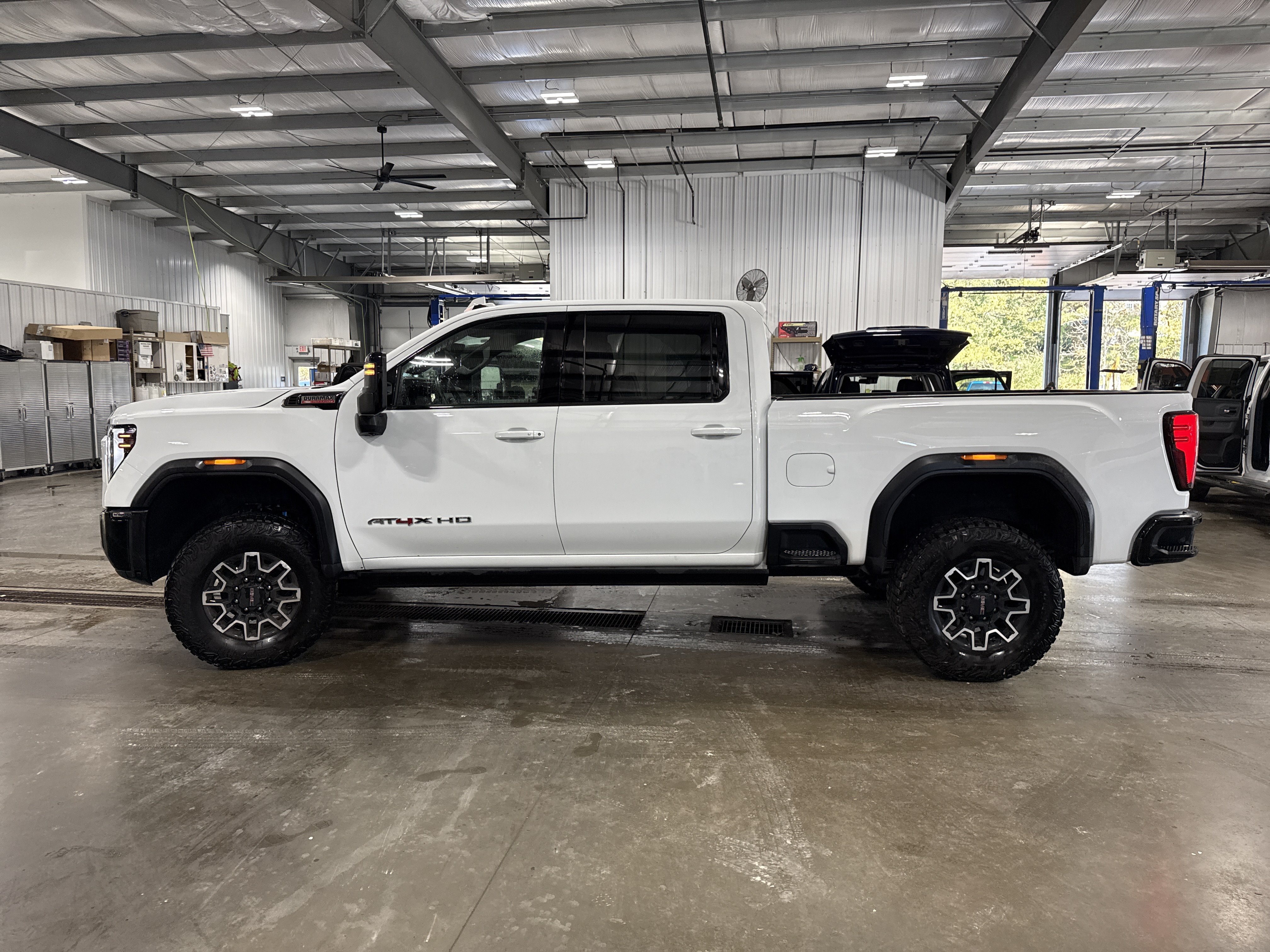 Used 2025 GMC Sierra 2500 AT4X AWD/4WD image 5
