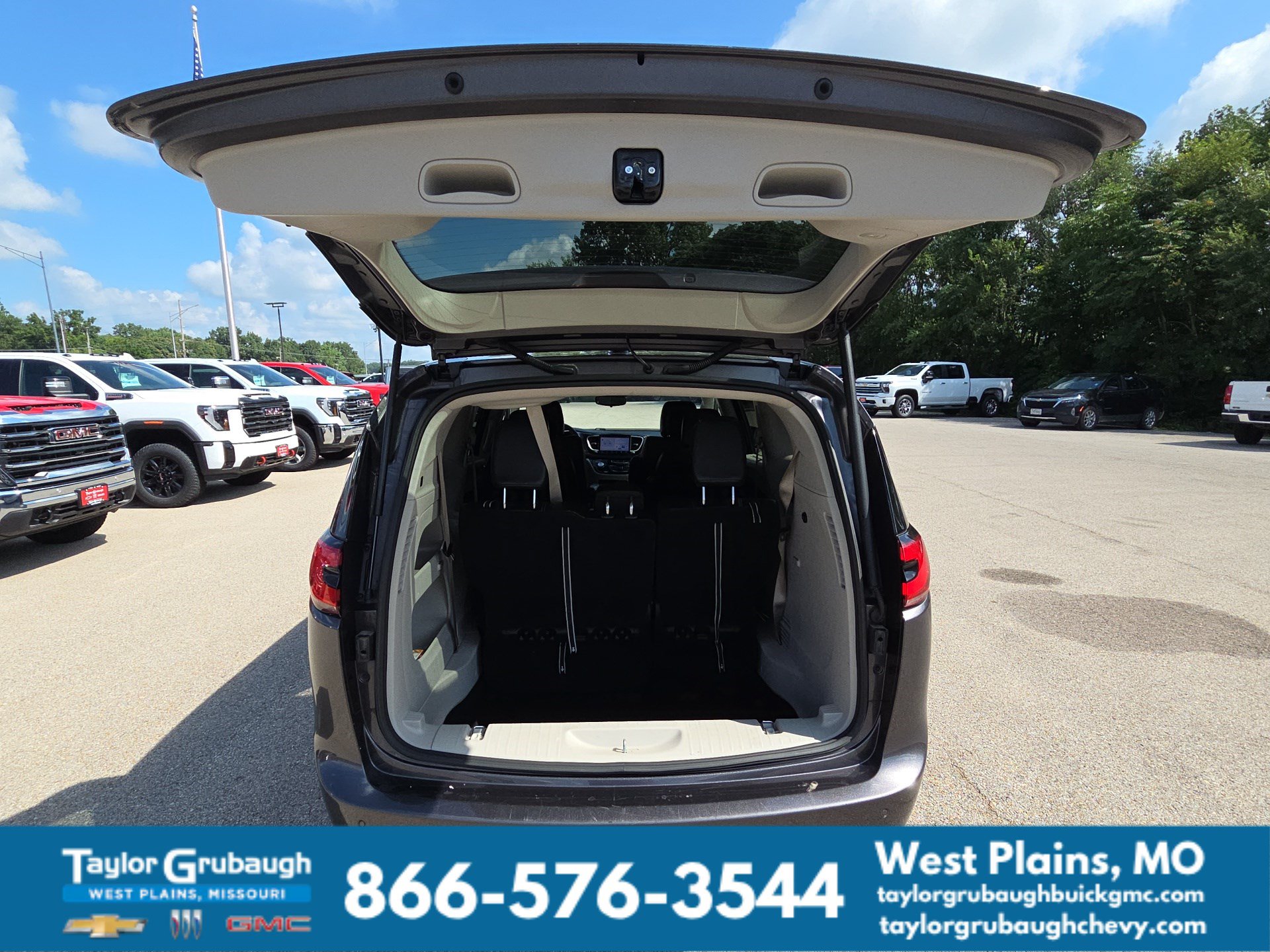 Used 2023 Chrysler Pacifica Touring-L FWD image 30