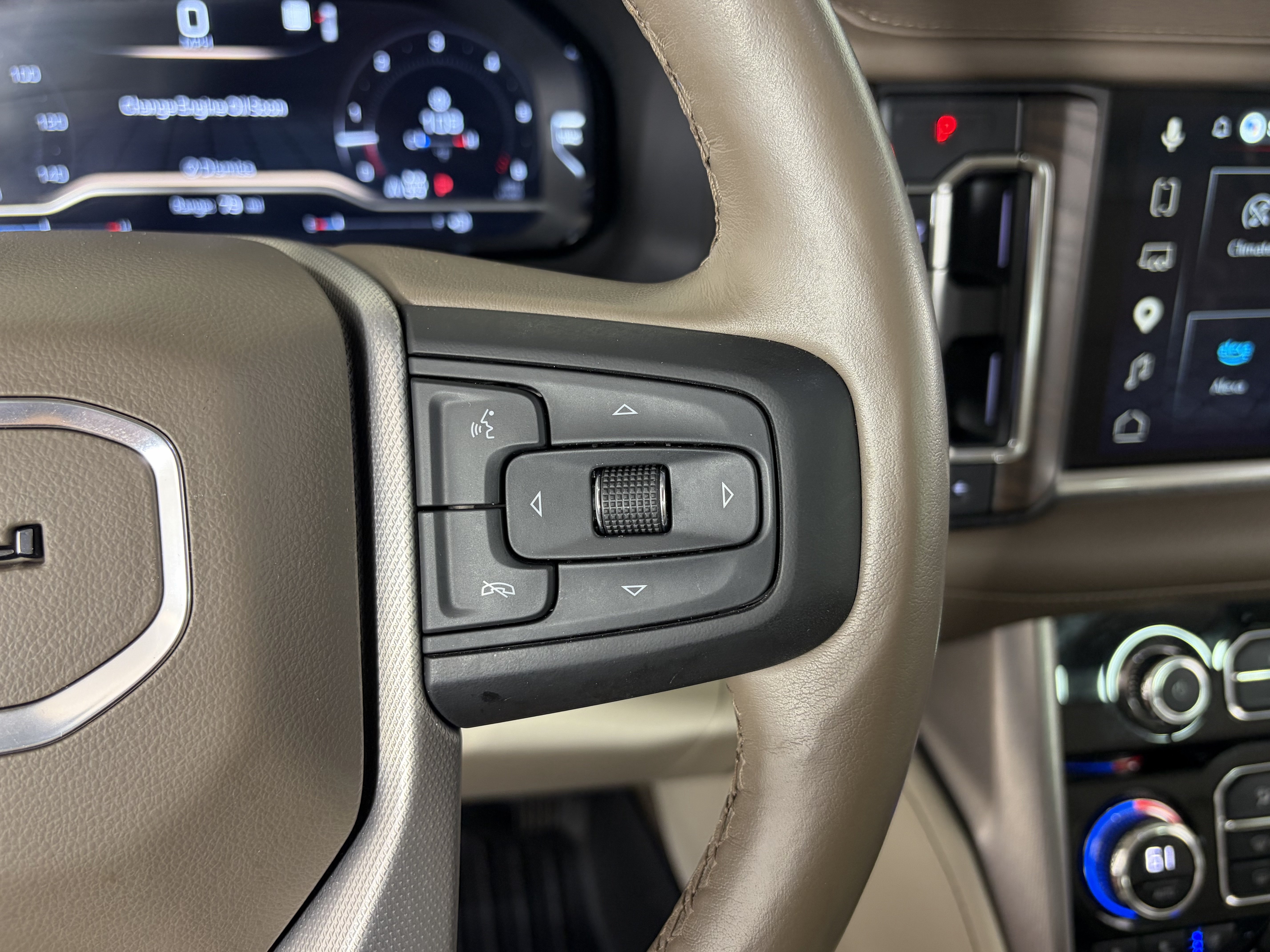Used 2023 GMC Yukon Denali AWD/4WD image 34