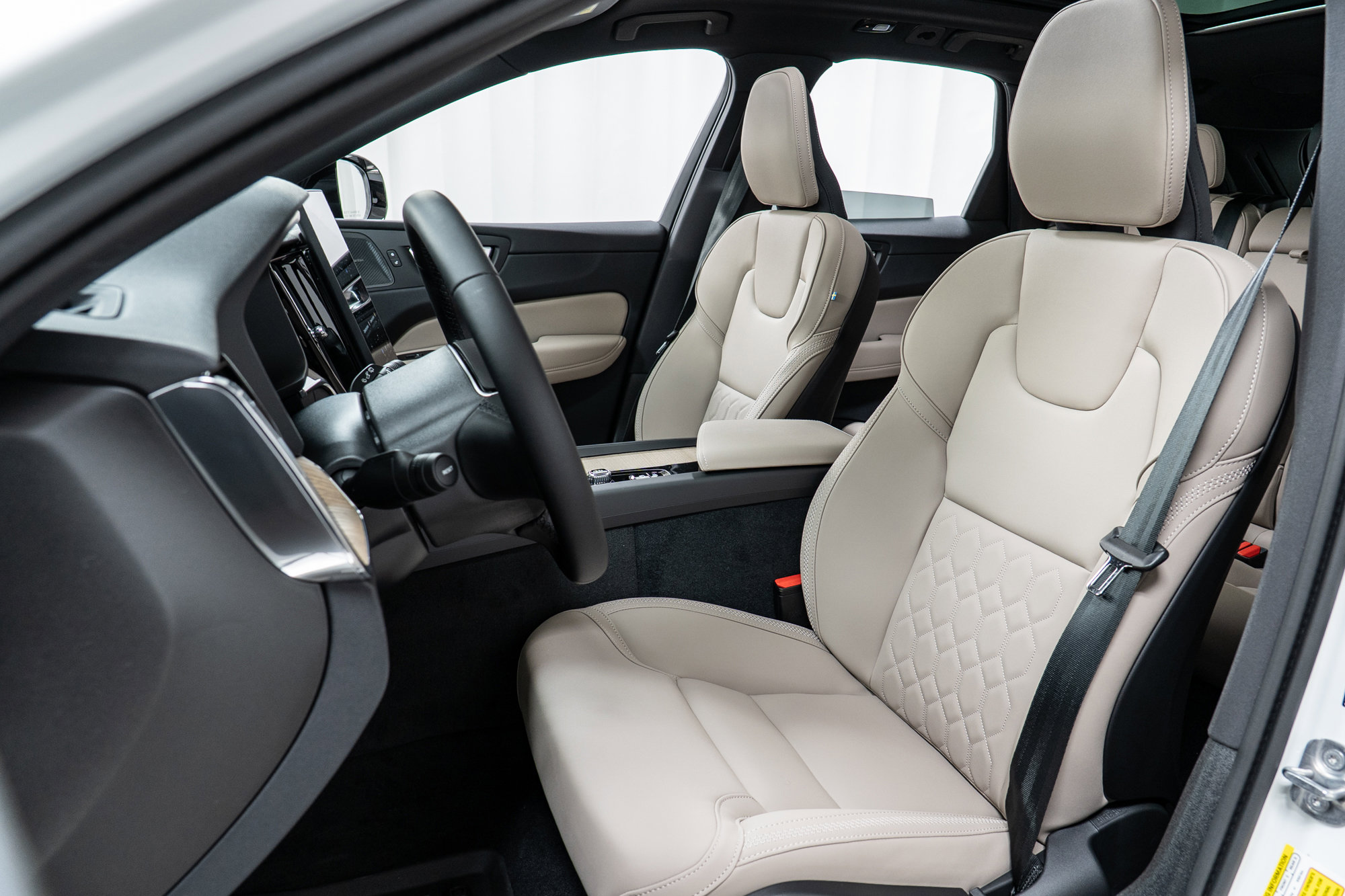 New 2026 Volvo XC60 B5 Plus w/ Climate Package image 13