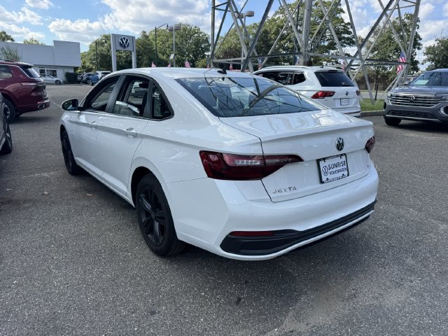Used 2023 Volkswagen Jetta SE w/ Black Wheel Package FWD image 6