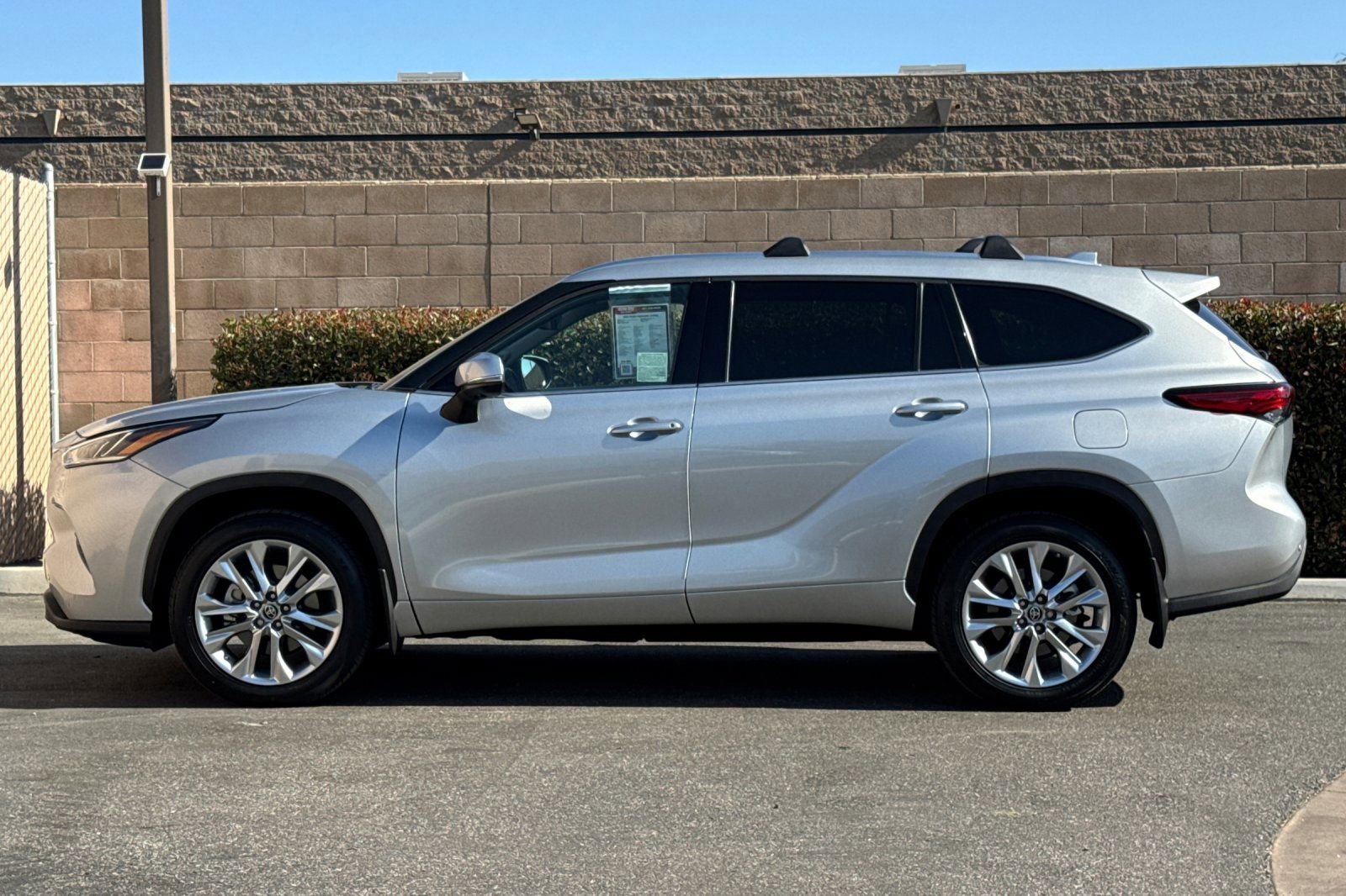 Used 2023 Toyota Highlander Limited FWD image 7