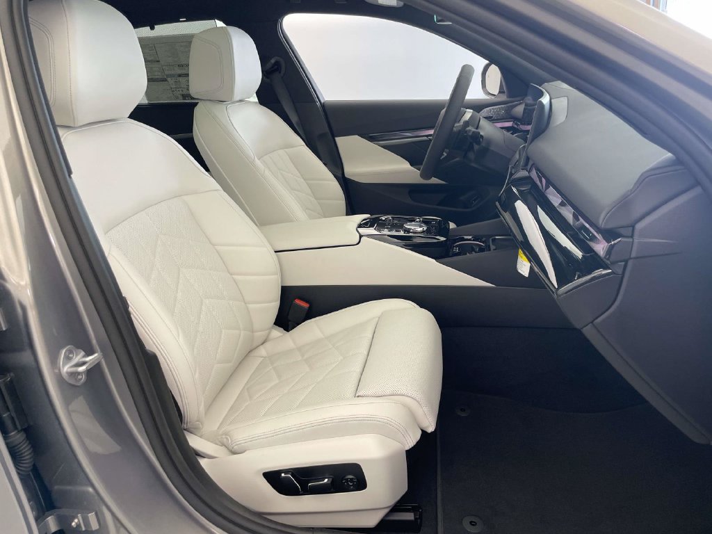 New 2027 BMW 550e xDrive w/ Executive Package AWD/4WD image 20