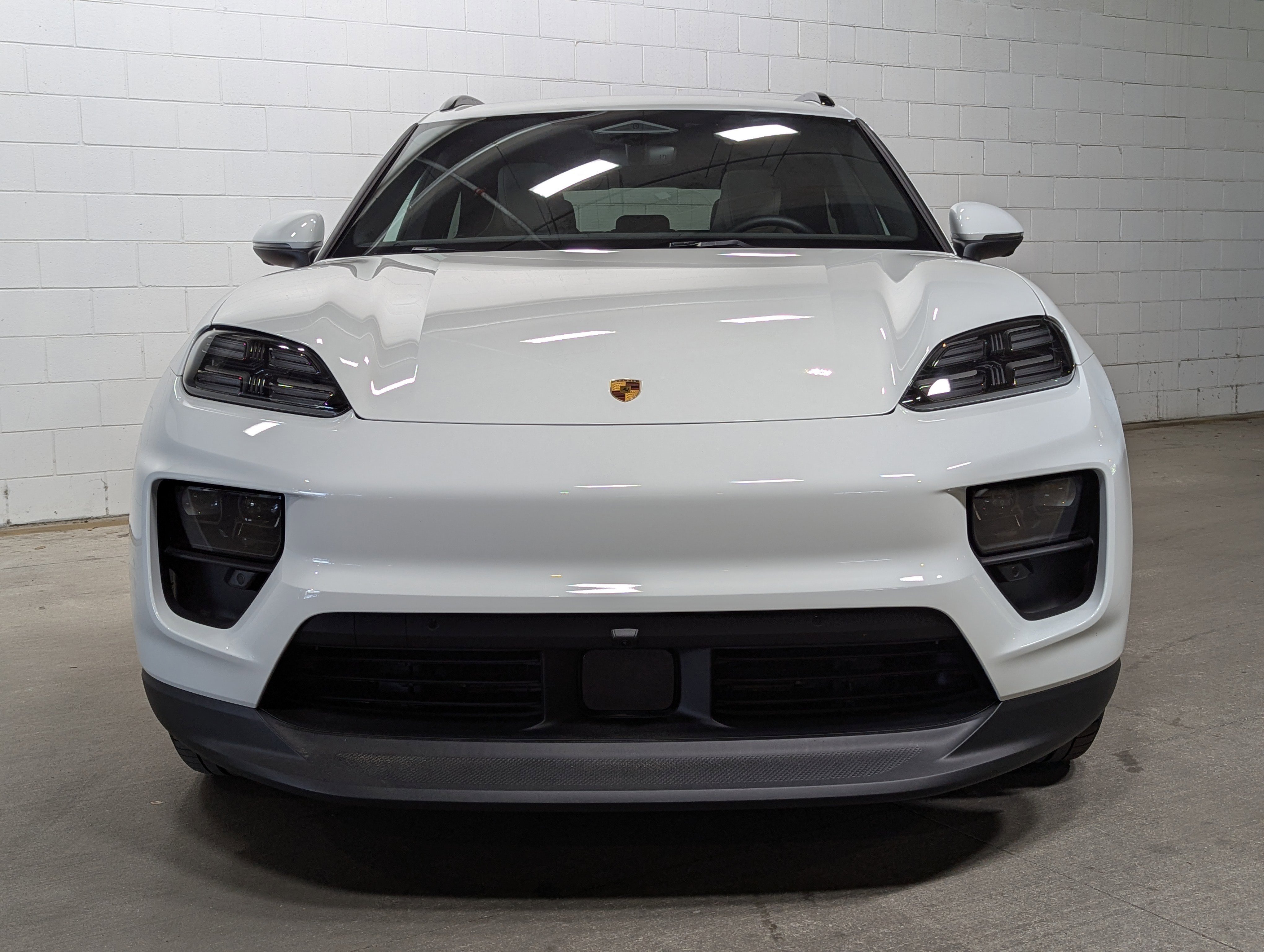Certified 2025 Porsche Macan 4 Electric image 9