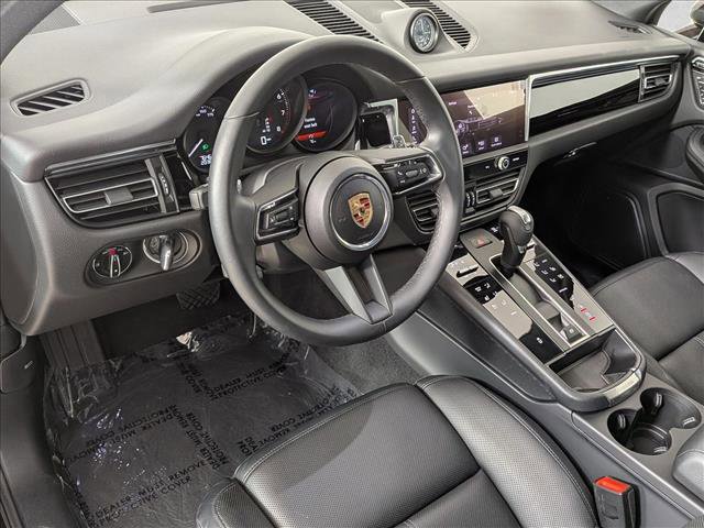 Certified 2025 Porsche Macan AWD/4WD image 4