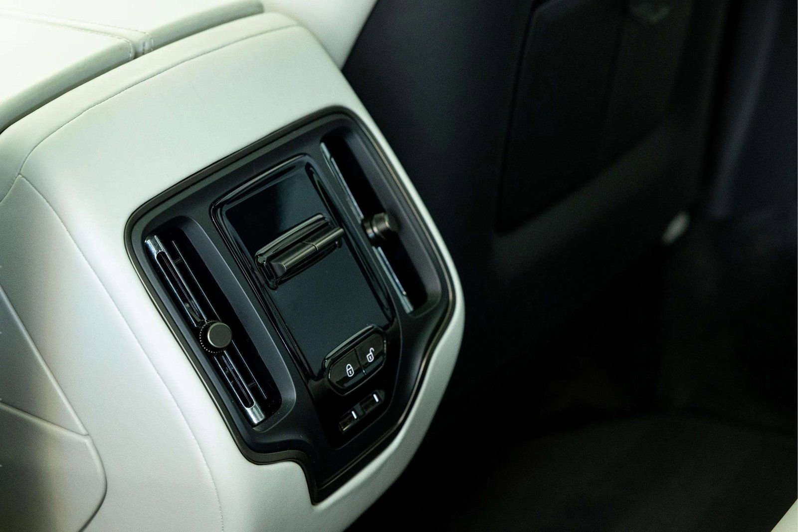 Used 2025 Aston Martin DBX 707 image 38