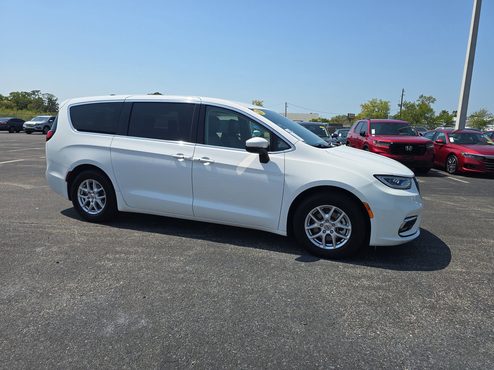 Used 2023 Chrysler Pacifica Touring-L image 2