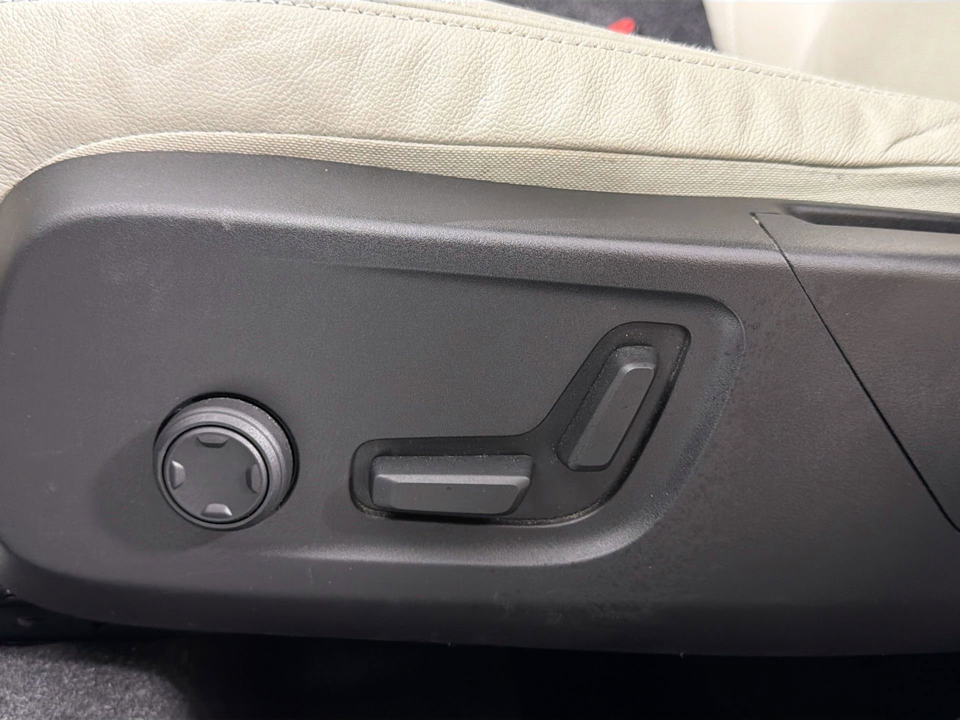 Certified 2023 Volvo XC40 B5 Plus w/ Protection Package Premier image 19