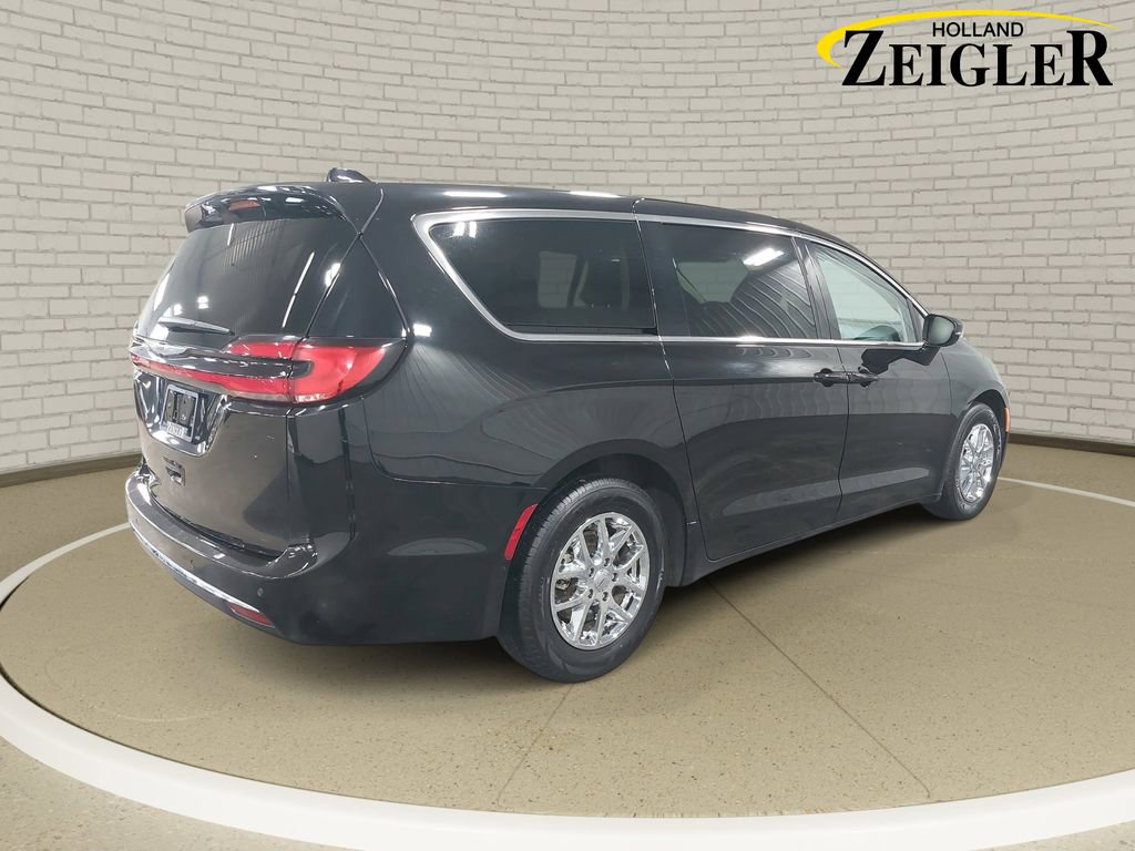 Used 2024 Chrysler Pacifica Touring-L image 5