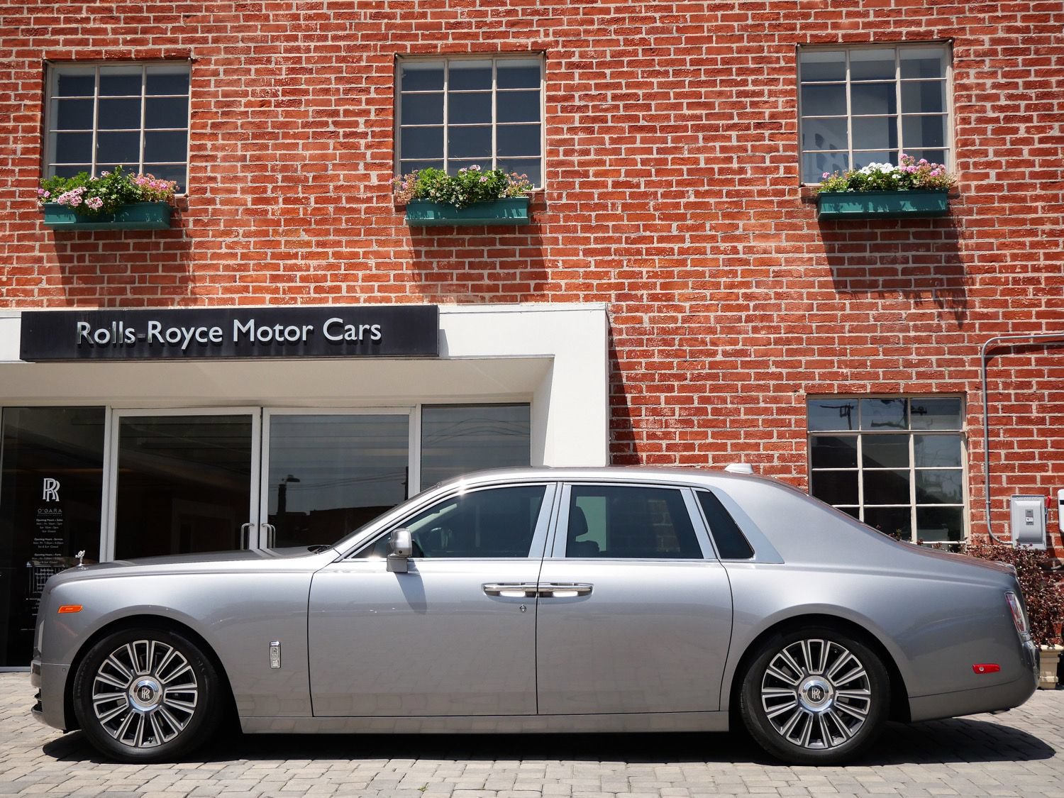 Used 2023 Rolls-Royce Phantom Sedan RWD image 3