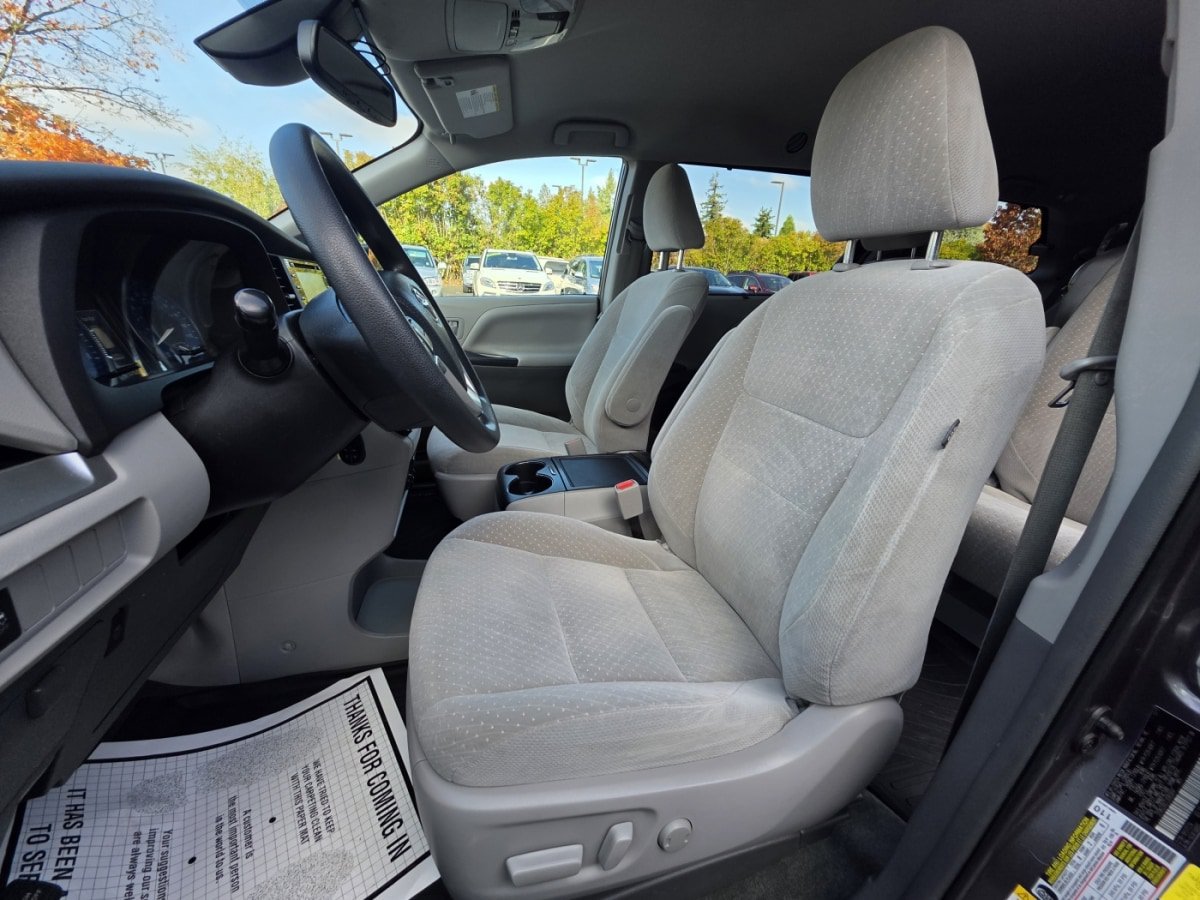 Used 2018 Toyota Sienna LE FWD image 11