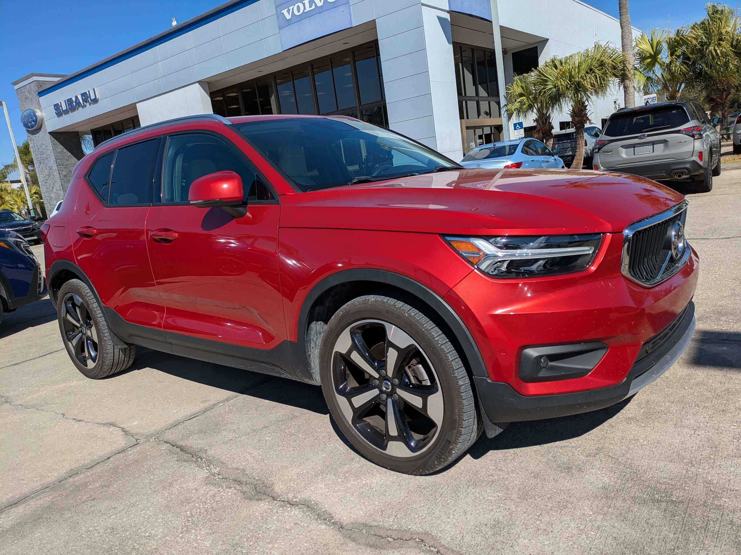 Used 2021 Volvo XC40 T4 Momentum image 2