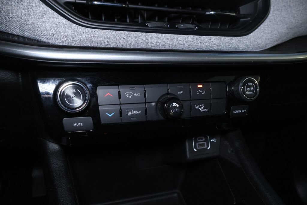 Used 2024 Jeep Compass Latitude AWD/4WD image 30