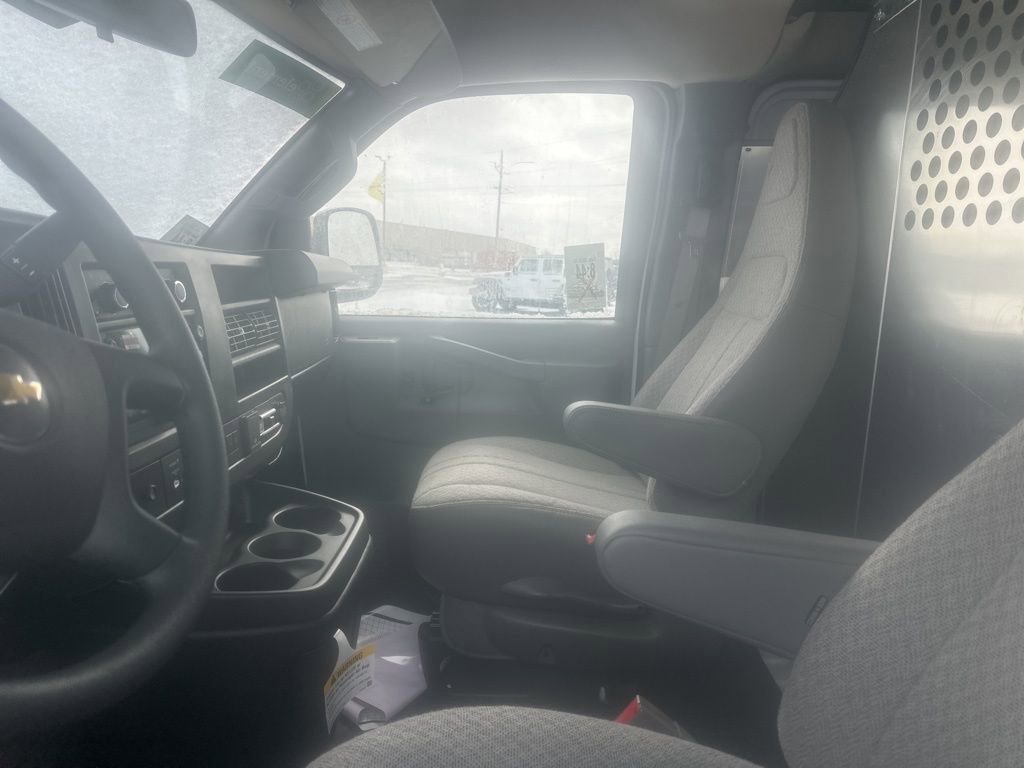 Used 2025 Chevrolet Express 2500 Extended w/ Communications Package image 5