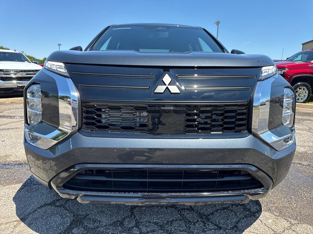 New 2026 Mitsubishi Outlander LE FWD image 2