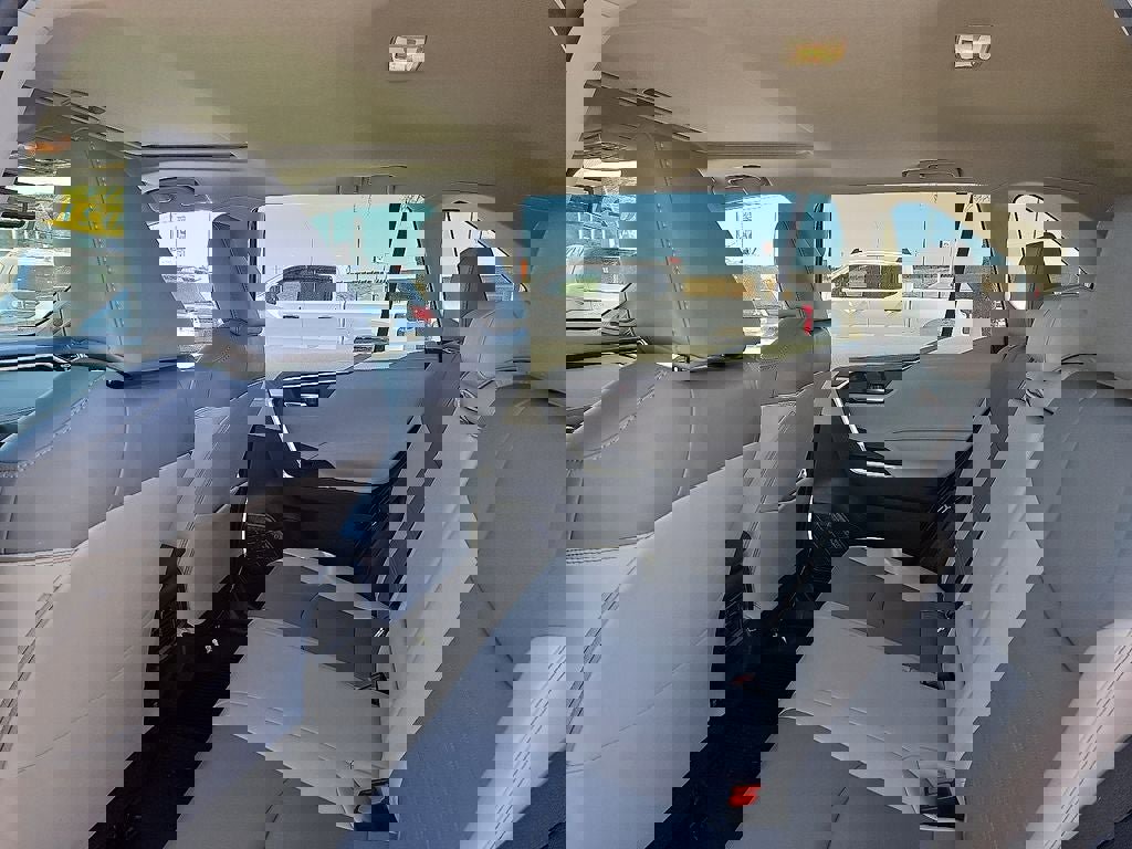 Used 2021 Toyota RAV4 XLE Premium image 16