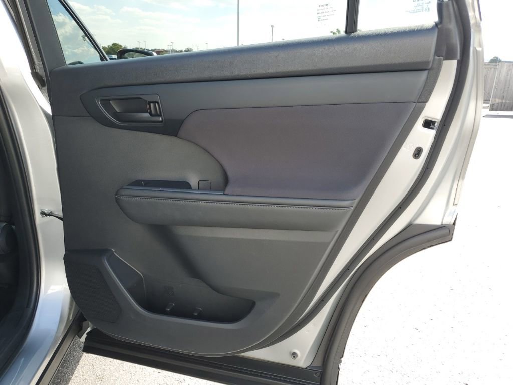 Used 2024 Toyota Highlander LE image 36