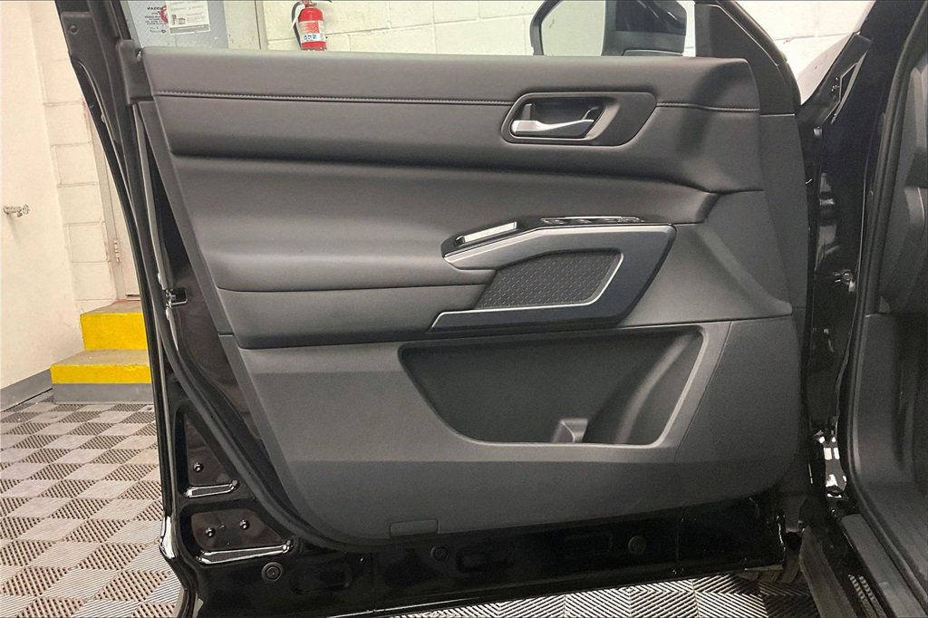 Certified 2025 Nissan Pathfinder SL image 22