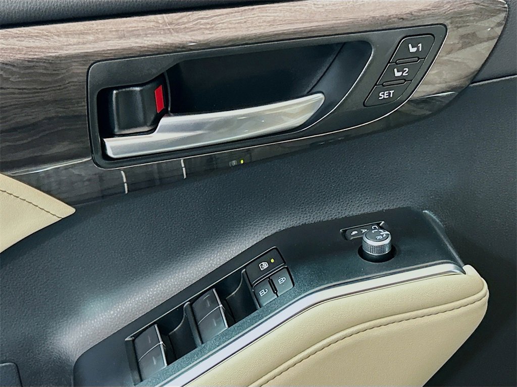 New 2025 Toyota Highlander Limited image 15