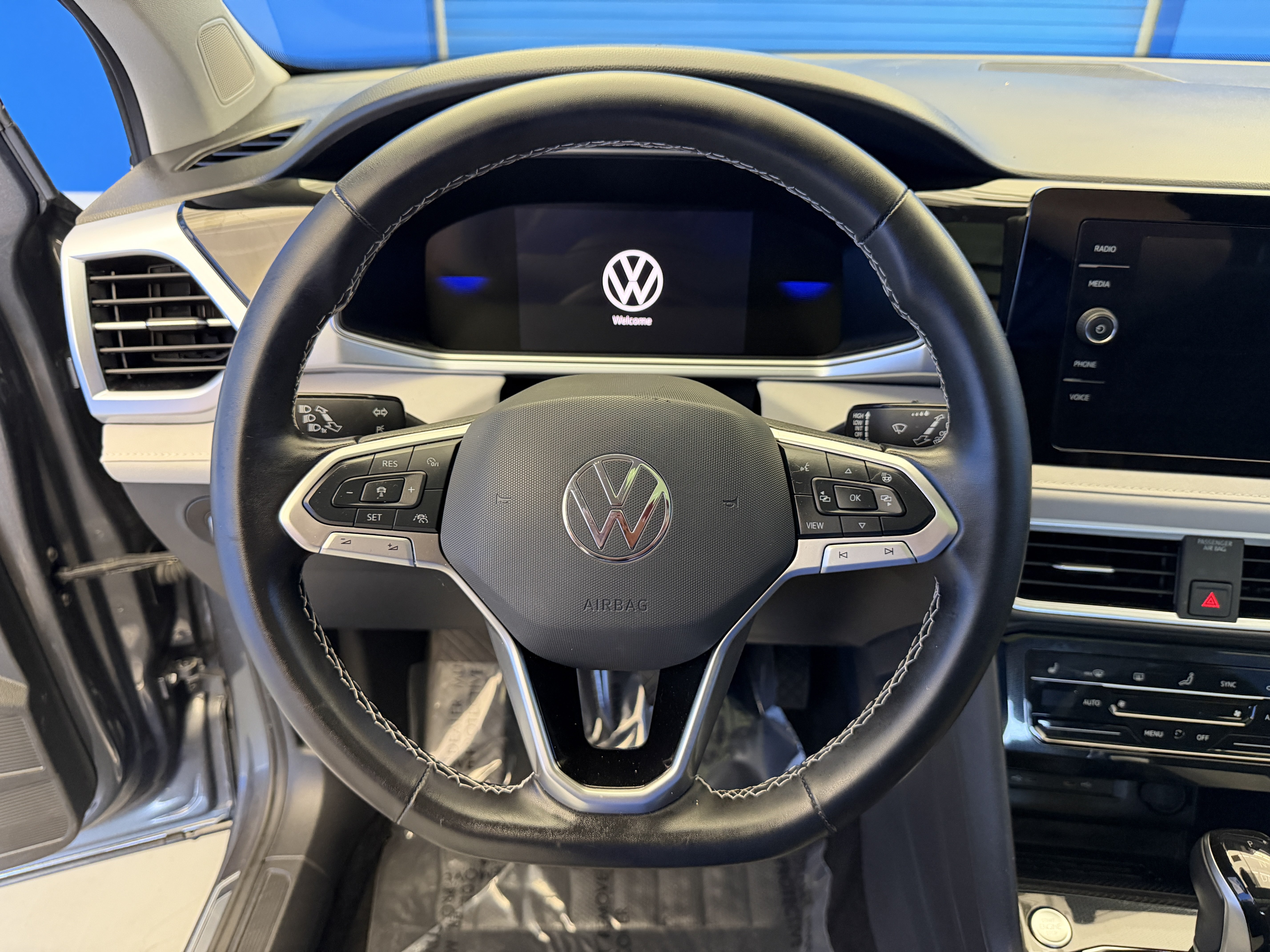 Certified 2025 Volkswagen Taos SE w/ Panoramic Sunroof Package FWD image 14