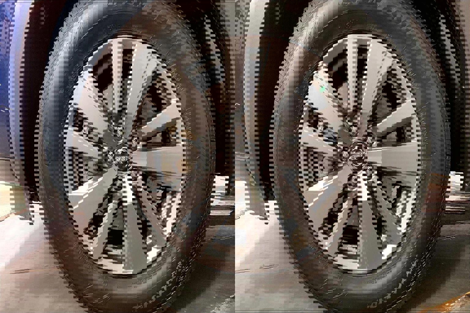 Used 2025 Nissan Pathfinder SV image 9