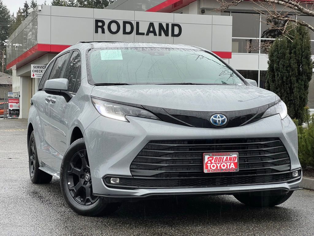 Used 2025 Toyota Sienna XLE Woodland Edition image 1