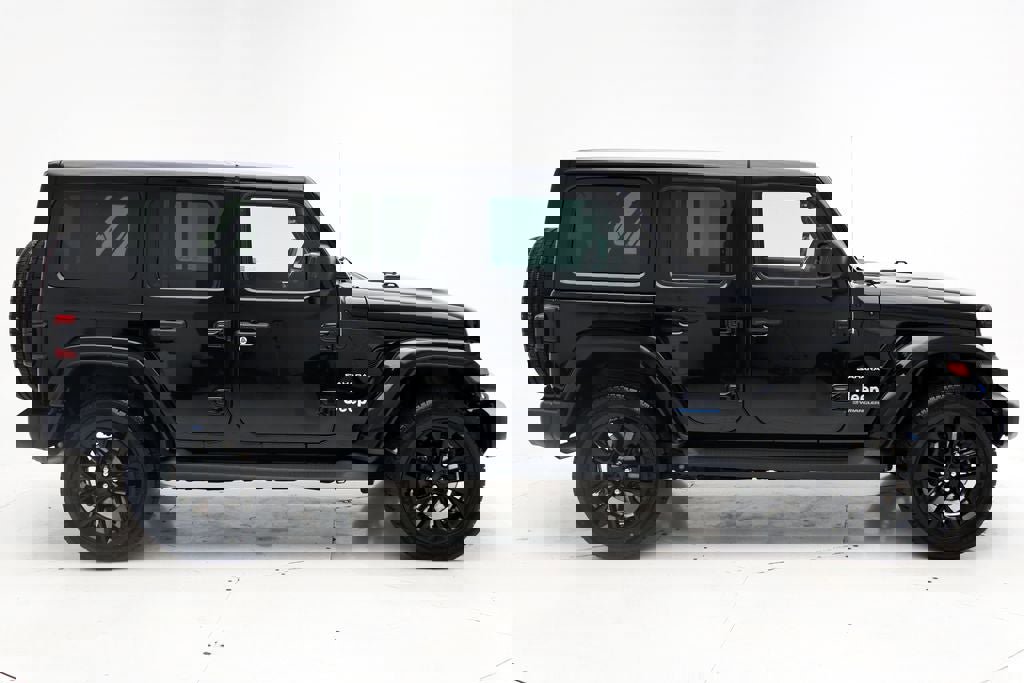 Used 2023 Jeep Wrangler Unlimited Sahara w/ Cold Weather Group image 3