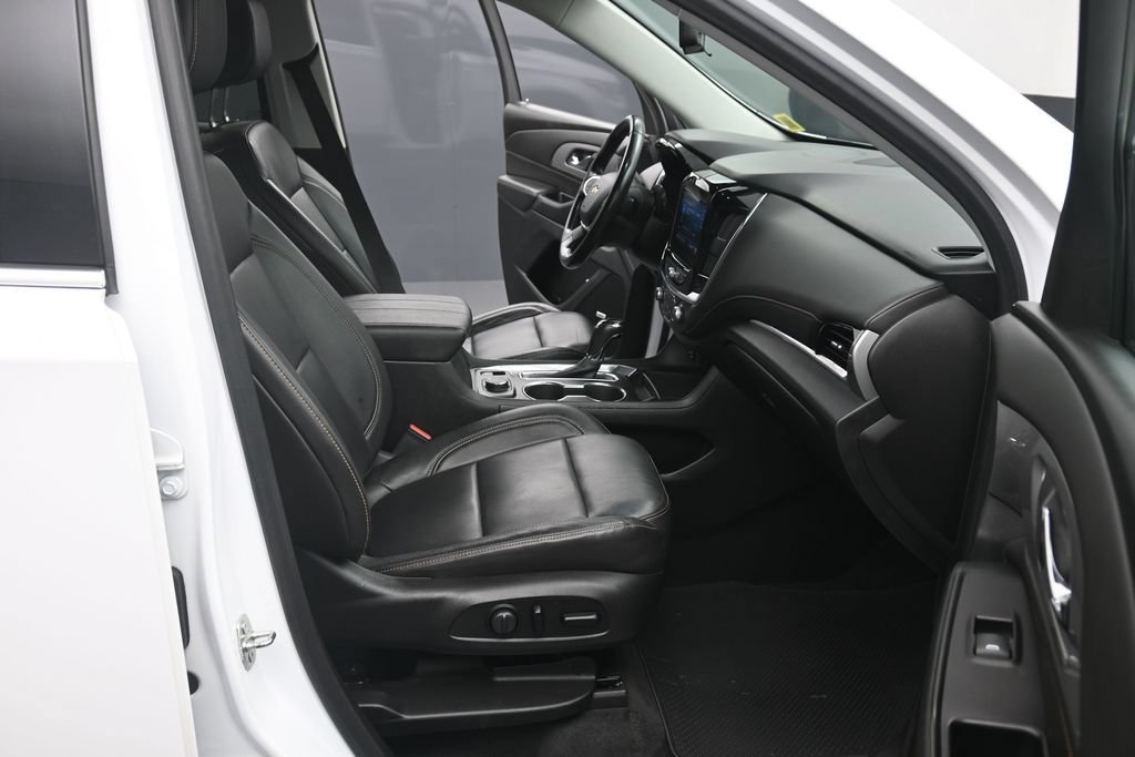Certified 2020 Chevrolet Traverse LT w/ LT Premium Package AWD/4WD image 11