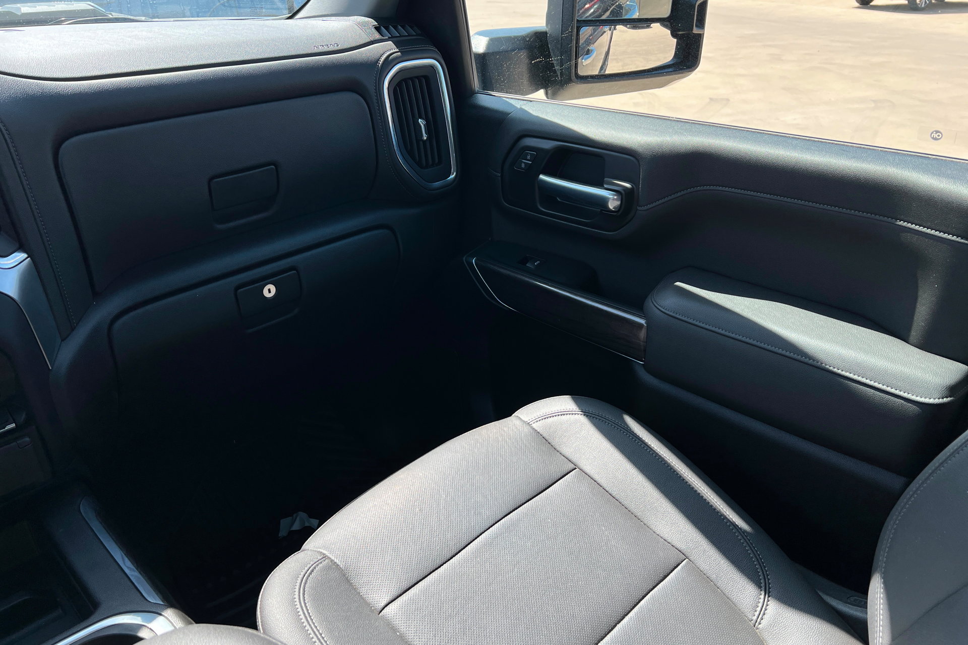 Used 2022 Chevrolet Silverado 3500 LTZ w/ LTZ Plus Package image 11