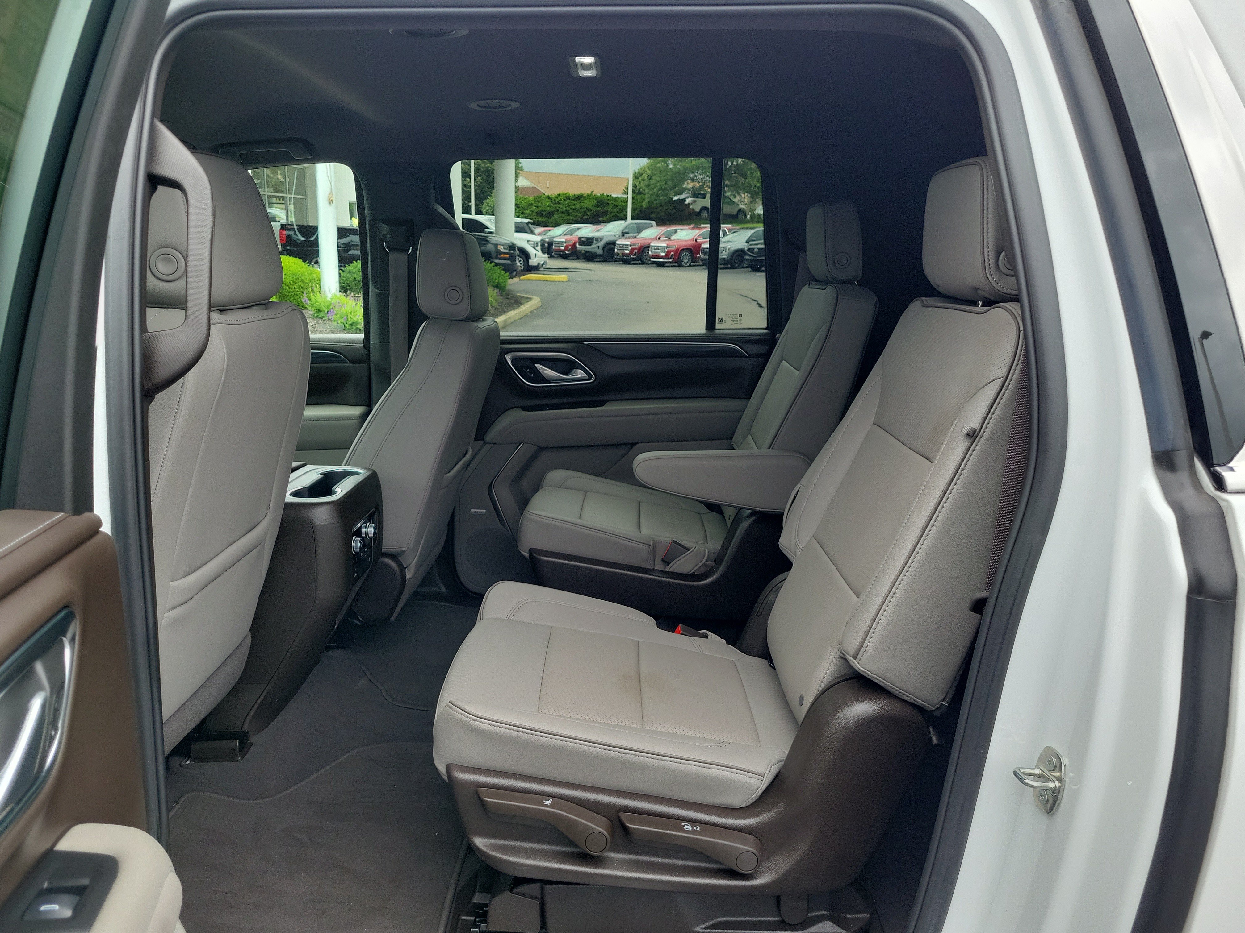 Used 2024 GMC Yukon XL SLT w/ SLT Luxury Package AWD/4WD image 14