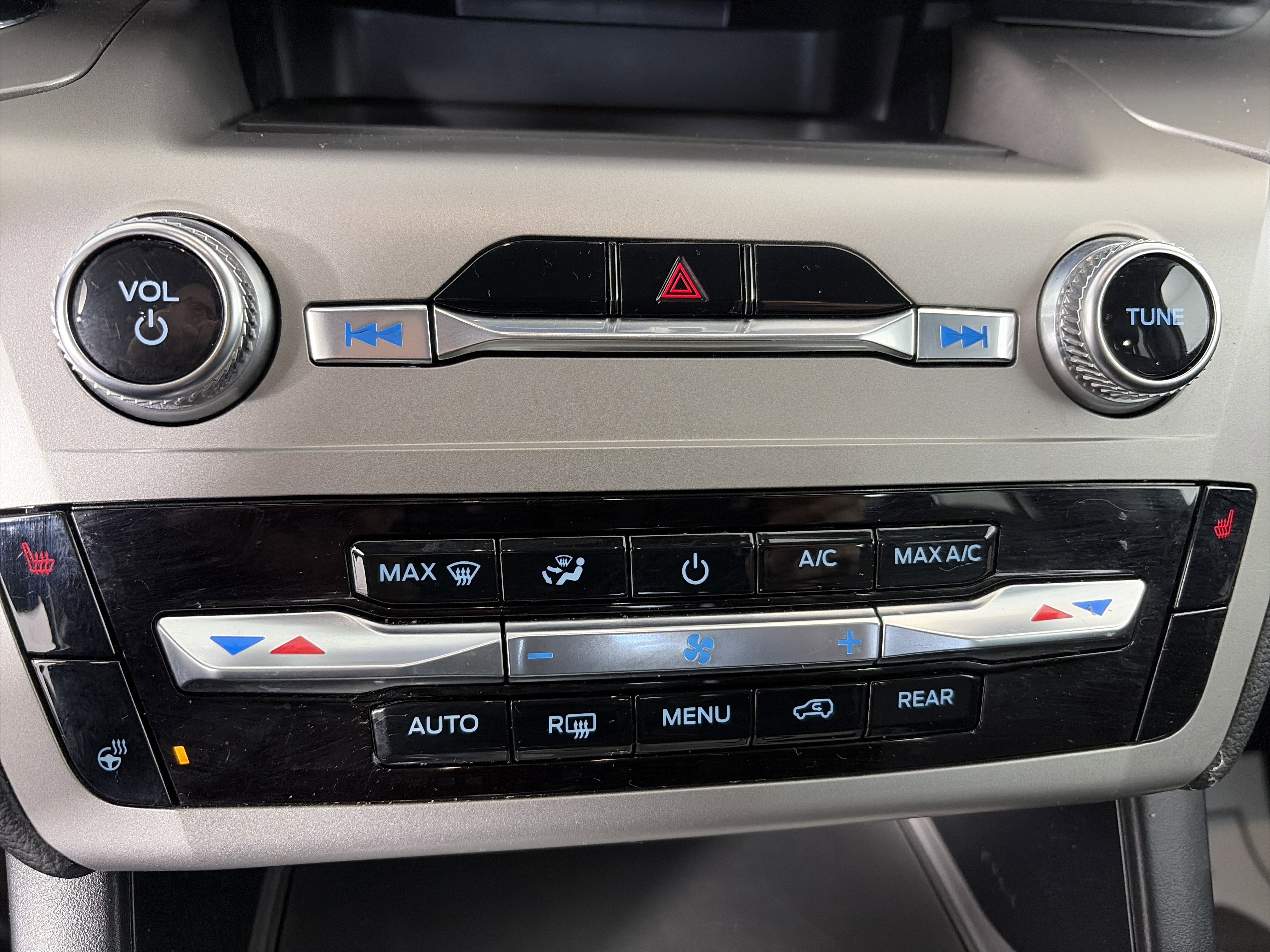 Used 2022 Ford Explorer XLT w/ Equipment Group 202A image 24