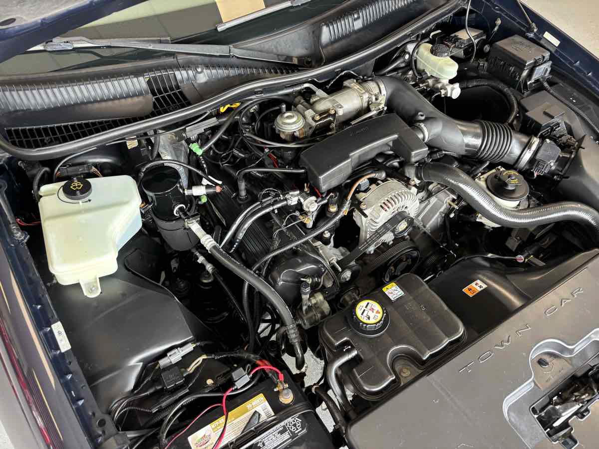 Used 2001 Lincoln Town Car Signature RWD image 26