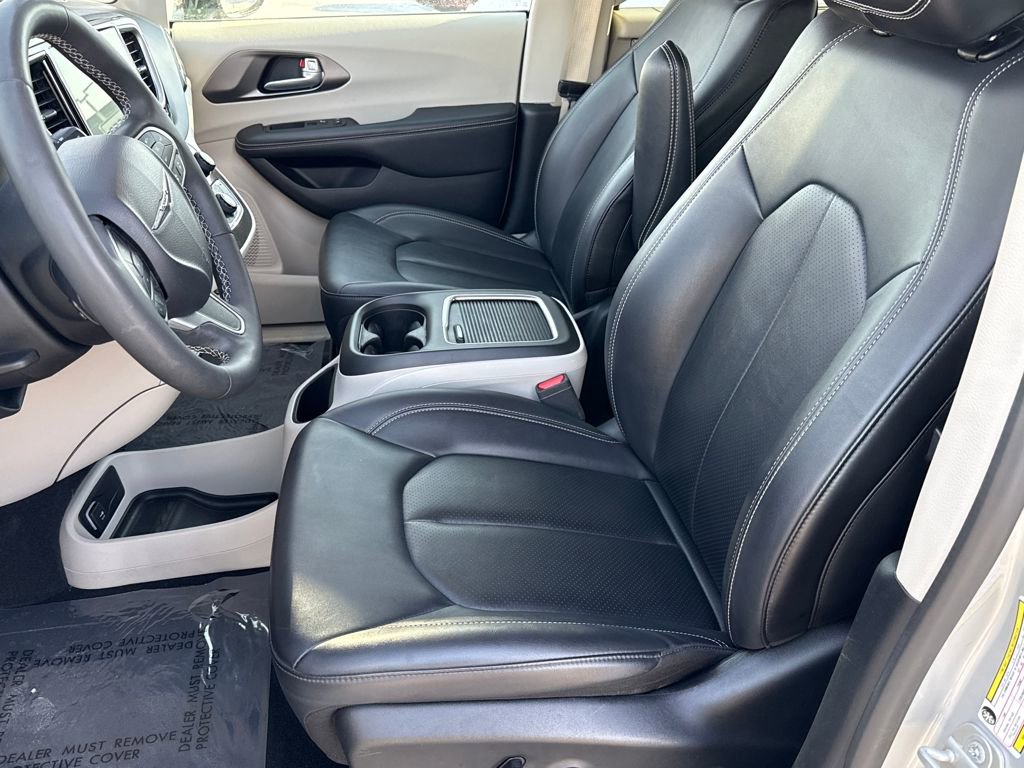 Used 2024 Chrysler Pacifica Touring-L image 15