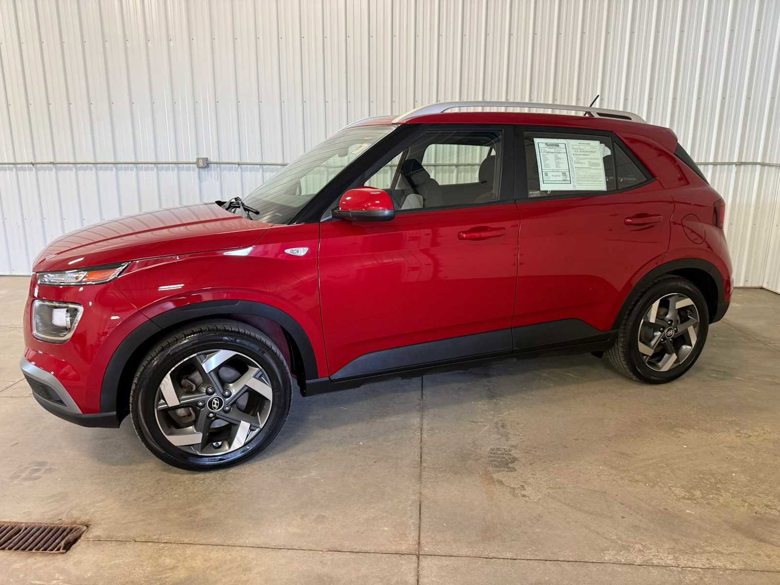 Used 2023 Hyundai Venue SEL FWD image 2