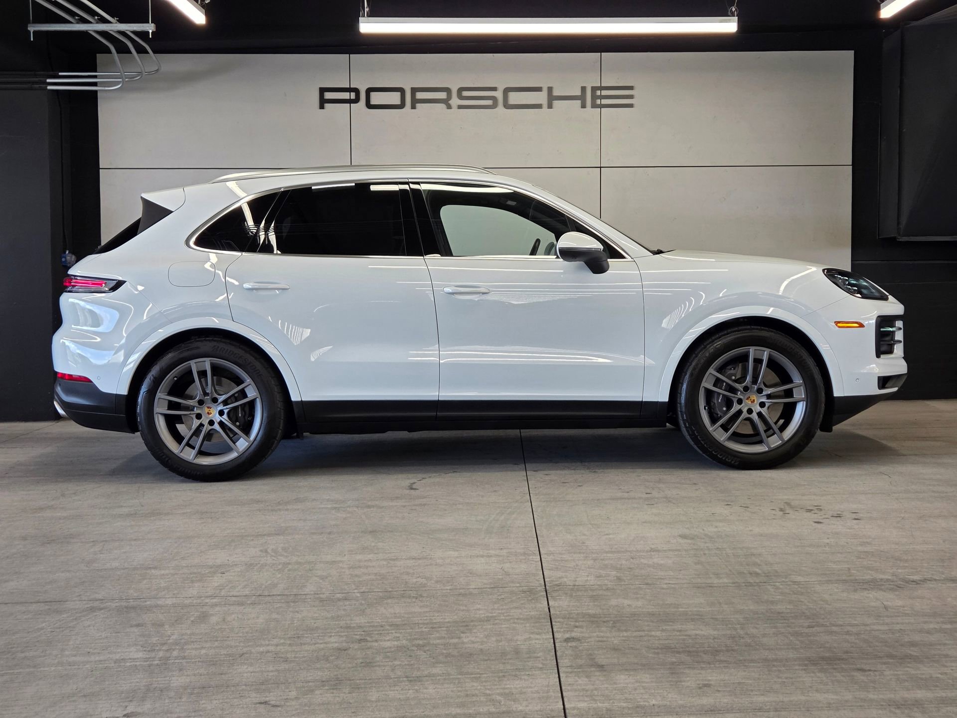 Certified 2024 Porsche Cayenne AWD/4WD image 28