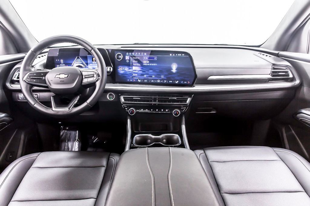 Used 2025 Chevrolet Traverse LT image 18