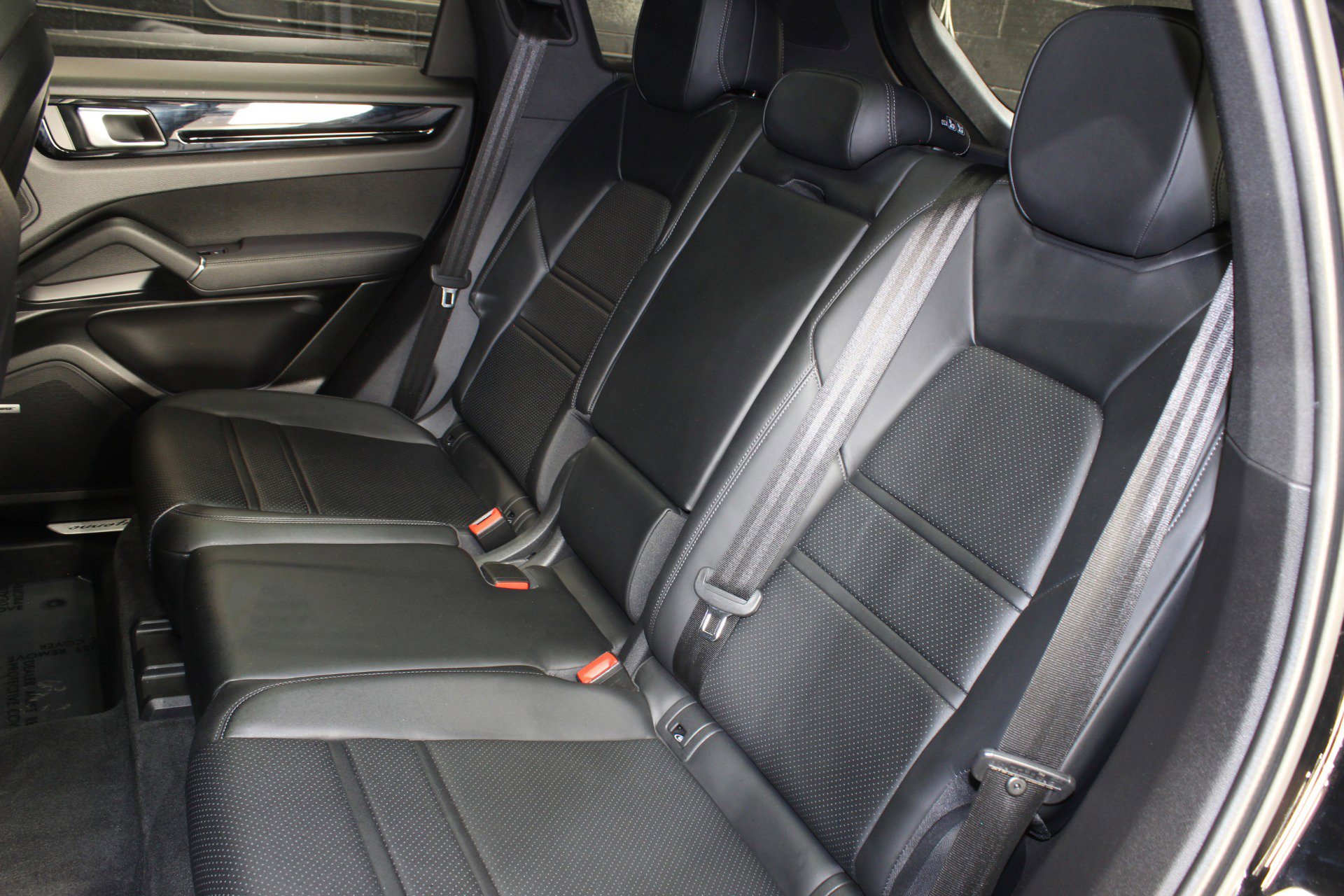 Used 2022 Porsche Cayenne E-Hybrid w/ Premium Package image 34