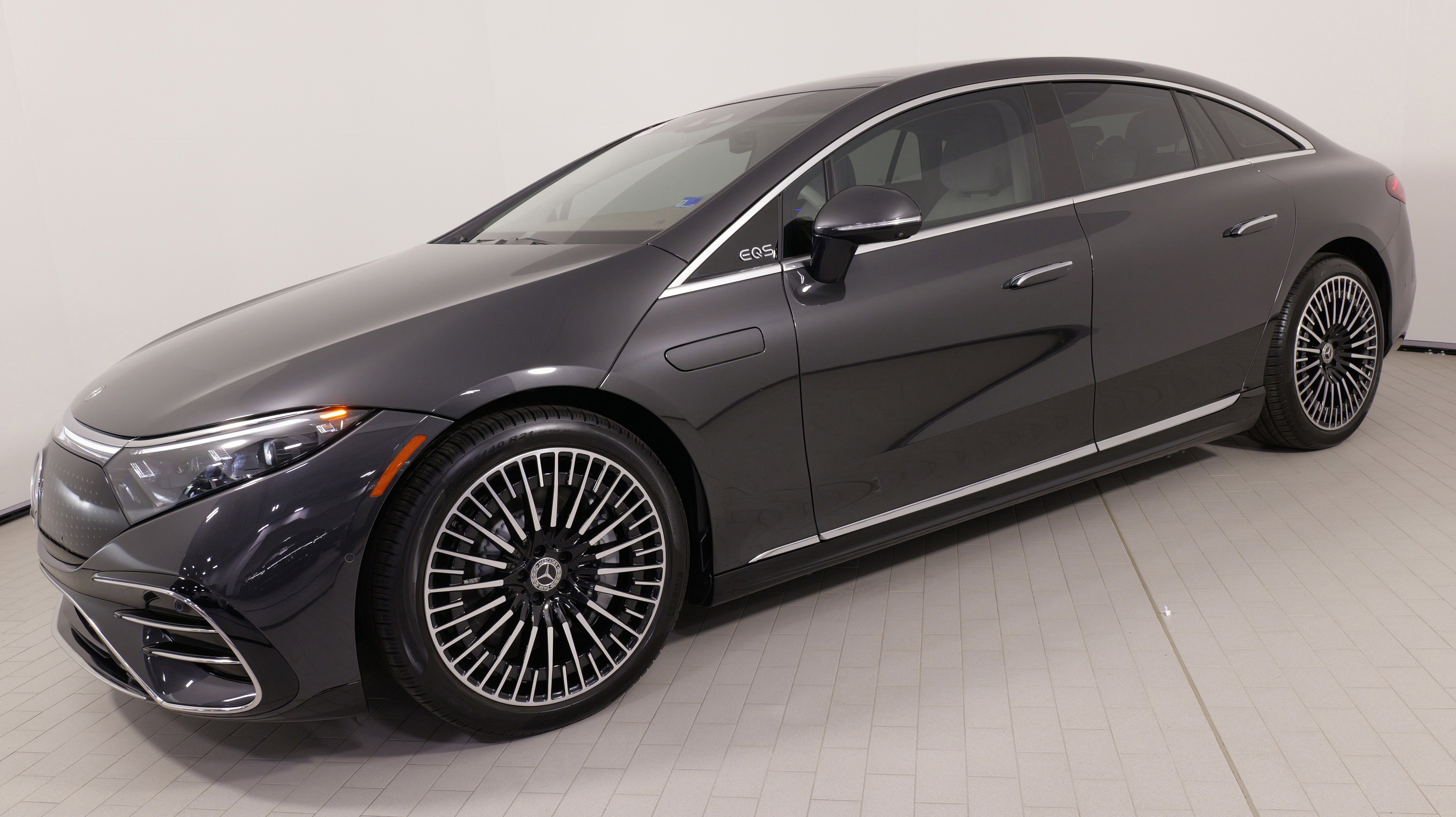 Used 2023 Mercedes-Benz EQS 580 4MATIC Sedan image 1