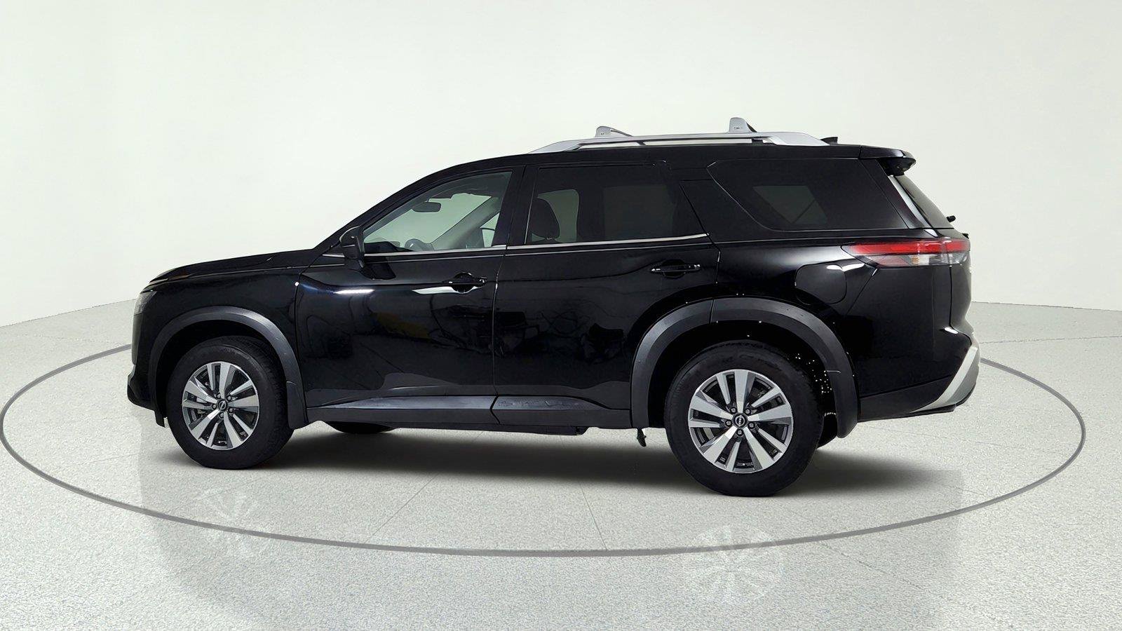 Used 2025 Nissan Pathfinder SL FWD image 4