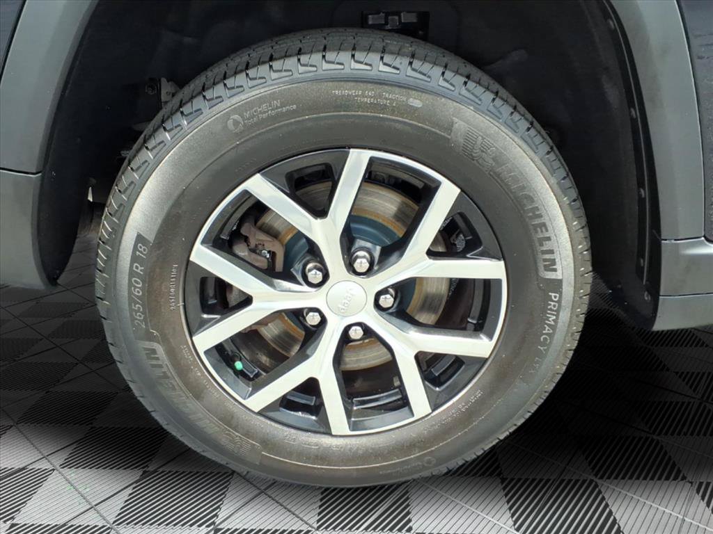 Used 2023 Jeep Grand Cherokee L Limited AWD/4WD image 31