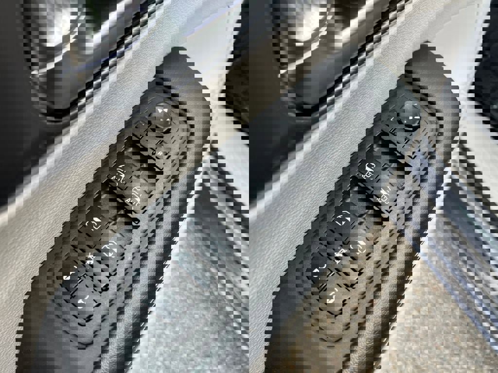 Used 2023 Chrysler Pacifica Touring-L image 12