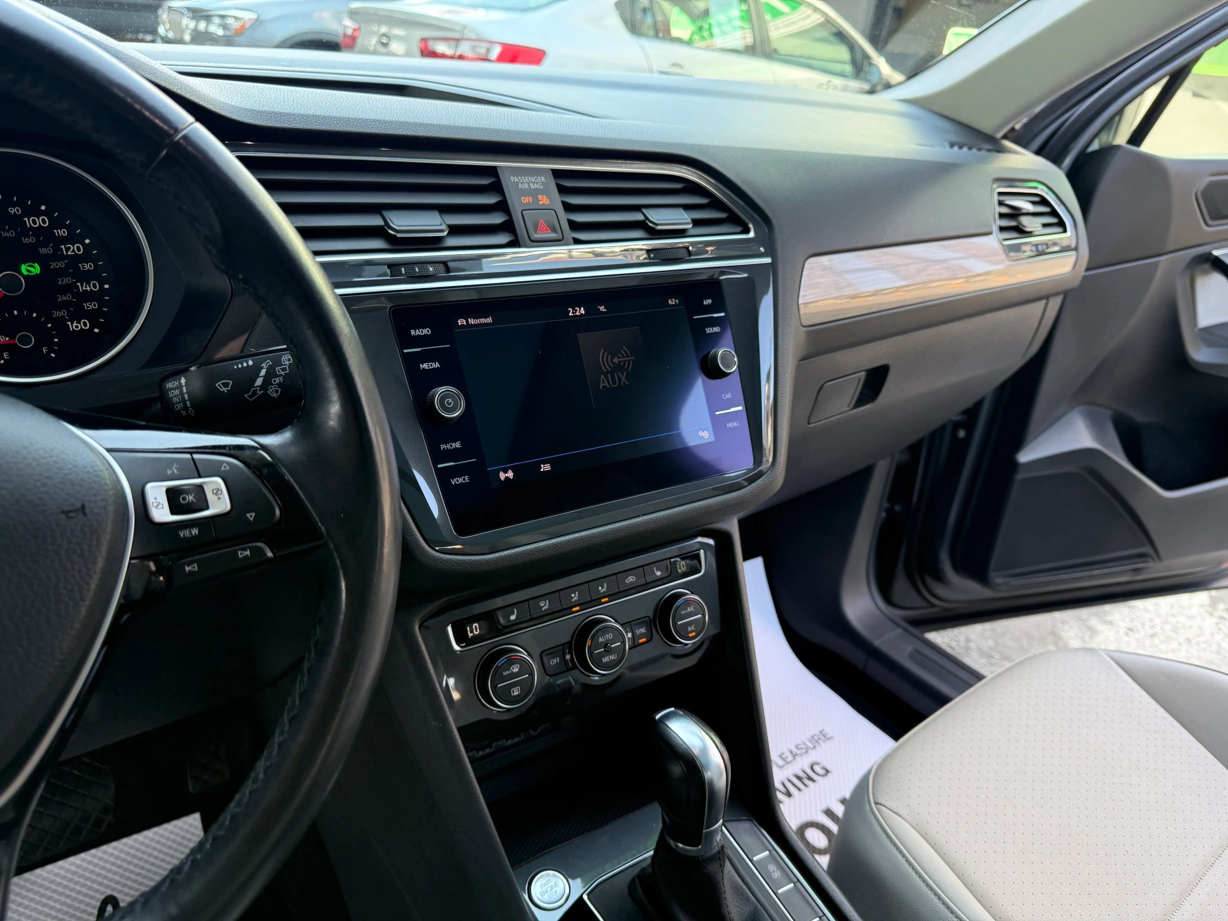 Used 2019 Volkswagen Tiguan SE w/ Panoramic Sunroof Package image 14
