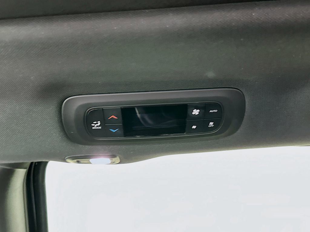 Used 2025 Chrysler Pacifica Limited FWD image 34